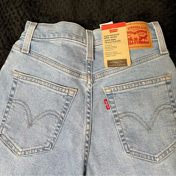 Levi’s high waist mom jean - Picture 3 of 5